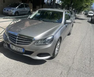 Vista frontale di un noleggio Mercedes-Benz E220 a Tirana, Albania ✓ Auto #13170. ✓ Cambio Automatico TM ✓ 0 recensioni.