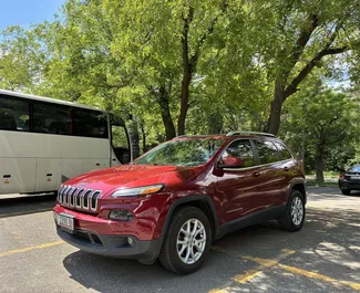 Vista frontale di un noleggio Jeep Cherokee a Tbilisi, Georgia ✓ Auto #13412. ✓ Cambio Automatico TM ✓ 0 recensioni.