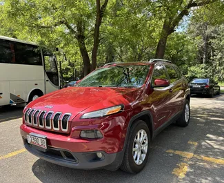 Interni di Jeep Cherokee in affitto in Georgia. Un'ottima auto da 5 posti con cambio Automatico.