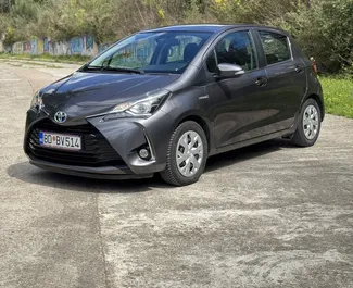 Vista frontale di un noleggio Toyota Yaris a Budva, Montenegro ✓ Auto #13125. ✓ Cambio Automatico TM ✓ 0 recensioni.