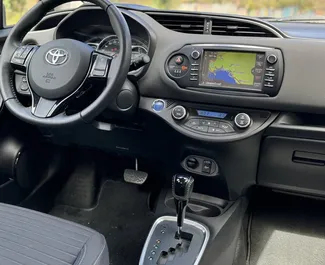 Interni di Toyota Yaris in affitto in Montenegro. Un'ottima auto da 5 posti con cambio Automatico.