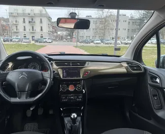 Vista frontale di un noleggio Citroen C3 a Budva, Montenegro ✓ Auto #13247. ✓ Cambio Manuale TM ✓ 0 recensioni.