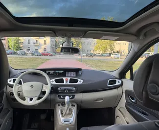 Vista frontale di un noleggio Renault Grand Scenic a Budva, Montenegro ✓ Auto #13403. ✓ Cambio Automatico TM ✓ 0 recensioni.