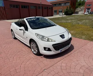 Vista frontale di un noleggio Peugeot 207cc a Budva, Montenegro ✓ Auto #13419. ✓ Cambio Manuale TM ✓ 0 recensioni.