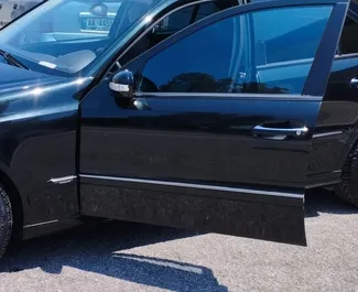 Mercedes-Benz E220 2006 disponibile per il noleggio all'aeroporto di Tirana, con limite di chilometraggio di illimitato.