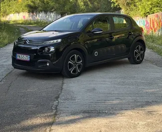 Vista frontale di un noleggio Citroen C3 a Budva, Montenegro ✓ Auto #13174. ✓ Cambio Automatico TM ✓ 0 recensioni.