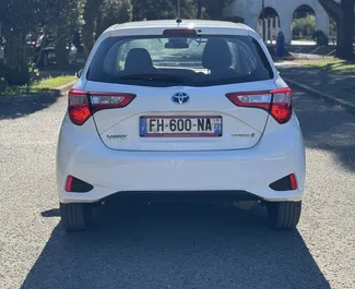 Vista frontale di un noleggio Toyota Yaris a Budva, Montenegro ✓ Auto #13129. ✓ Cambio Automatico TM ✓ 0 recensioni.