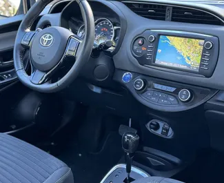 Interni di Toyota Yaris in affitto in Montenegro. Un'ottima auto da 5 posti con cambio Automatico.