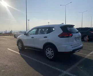 Vista frontale di un noleggio Nissan Rogue a Tbilisi, Georgia ✓ Auto #13417. ✓ Cambio Automatico TM ✓ 0 recensioni.