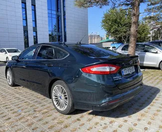 Ford Fusion Sedan 2014 con sistema A trazione anteriore, disponibile a Tbilisi.