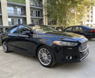 Vista frontale di un noleggio Ford Fusion Sedan a Tbilisi, Georgia ✓ Auto #13414. ✓ Cambio Automatico TM ✓ 0 recensioni.