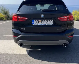 Interni di BMW X1 in affitto in Montenegro. Un'ottima auto da 5 posti con cambio Automatico.