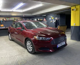 Vista frontale di un noleggio Ford Fusion Sedan a Tbilisi, Georgia ✓ Auto #13410. ✓ Cambio Automatico TM ✓ 0 recensioni.
