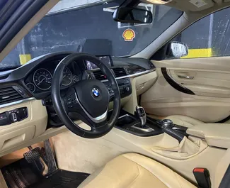 Interni di BMW 320d in affitto in Georgia. Un'ottima auto da 5 posti con cambio Automatico.