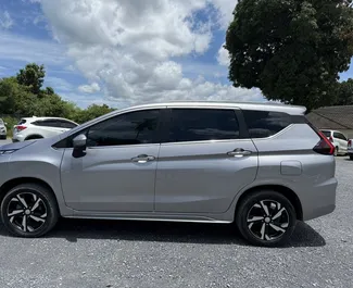 Vista frontale di un noleggio Mitsubishi Xpander all'aeroporto di Samui, Thailandia ✓ Auto #13344. ✓ Cambio Automatico TM ✓ 0 recensioni.