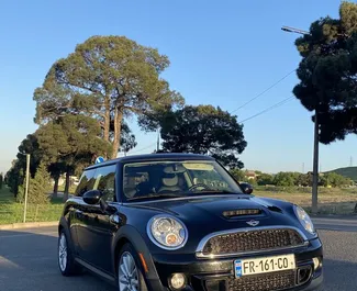 Vista frontale di un noleggio Mini Cooper S a Tbilisi, Georgia ✓ Auto #12223. ✓ Cambio Automatico TM ✓ 0 recensioni.