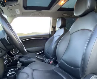 Interni di Mini Cooper S in affitto in Georgia. Un'ottima auto da 5 posti con cambio Automatico.