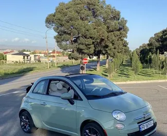 Vista frontale di un noleggio Fiat 500 Cabrio a Tbilisi, Georgia ✓ Auto #12316. ✓ Cambio Automatico TM ✓ 0 recensioni.