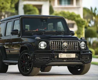 Interni di Mercedes-Benz G63 AMG in affitto negli Emirati Arabi Uniti. Un'ottima auto da 5 posti con cambio Automatico.