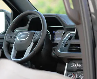 GMC Yukon 2023 disponibile per il noleggio a Dubai, con limite di chilometraggio di illimitato.