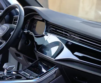 Noleggio auto Audi Q8 2022 negli Emirati Arabi Uniti, con carburante Benzina e 340 cavalli di potenza ➤ A partire da 950 AED al giorno.