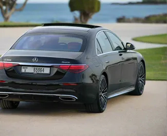 Mercedes-Benz S500 2022 disponibile per il noleggio a Dubai, con limite di chilometraggio di illimitato.