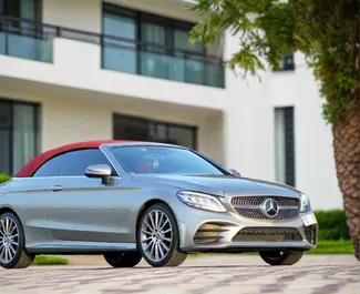 Interni di Mercedes-Benz C300 Cabrio in affitto negli Emirati Arabi Uniti. Un'ottima auto da 4 posti con cambio Automatico.