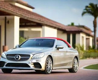 Vista frontale di un noleggio Mercedes-Benz C300 Cabrio a Dubai, Emirati Arabi Uniti ✓ Auto #13313. ✓ Cambio Automatico TM ✓ 0 recensioni.
