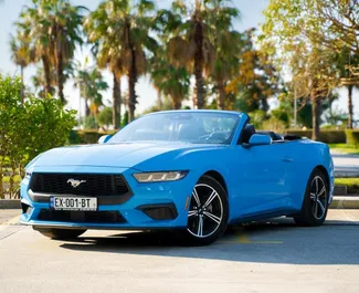 Vista frontale di un noleggio Ford Mustang Cabrio a Batumi, Georgia ✓ Auto #13528. ✓ Cambio Automatico TM ✓ 0 recensioni.