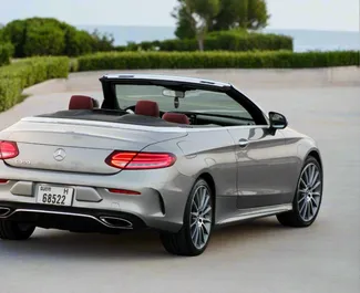 Mercedes-Benz C300 Cabrio 2022 disponibile per il noleggio a Dubai, con limite di chilometraggio di illimitato.