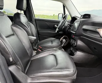 Interni di Jeep Renegade in affitto in Georgia. Un'ottima auto da 5 posti con cambio Automatico.