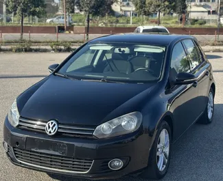 Vista frontale di un noleggio Volkswagen Golf 6 a Durazzo, Albania ✓ Auto #13176. ✓ Cambio Automatico TM ✓ 0 recensioni.