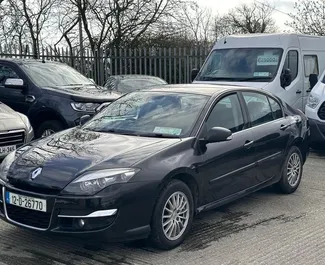 Vista frontale di un noleggio Renault Laguna a Durazzo, Albania ✓ Auto #13181. ✓ Cambio Manuale TM ✓ 0 recensioni.