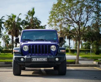 Vista frontale di un noleggio Jeep Wrangler a Batumi, Georgia ✓ Auto #13529. ✓ Cambio Automatico TM ✓ 0 recensioni.