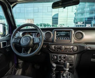 Interni di Jeep Wrangler in affitto in Georgia. Un'ottima auto da 5 posti con cambio Automatico.