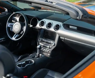 Motore Benzina da 2,3L di Ford Mustang Cabrio 2022 per il noleggio a Batumi.