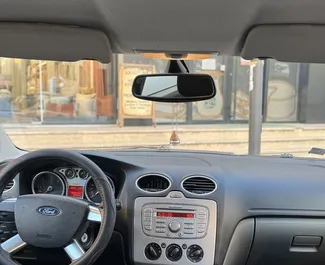 Vista frontale di un noleggio Ford Focus a Durazzo, Albania ✓ Auto #10233. ✓ Cambio Manuale TM ✓ 3 recensioni.