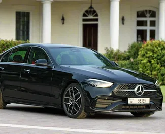 Interni di Mercedes-Benz C200 in affitto negli Emirati Arabi Uniti. Un'ottima auto da 5 posti con cambio Automatico.