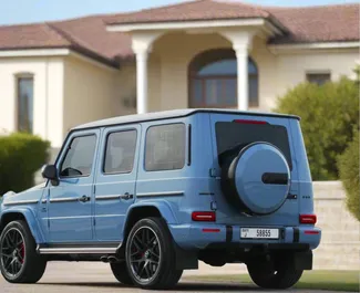 Interni di Mercedes-Benz G63 AMG in affitto negli Emirati Arabi Uniti. Un'ottima auto da 5 posti con cambio Automatico.
