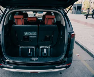 Interni di Kia Carnival in affitto in Uzbekistan. Un'ottima auto da 8 posti con cambio Automatico.