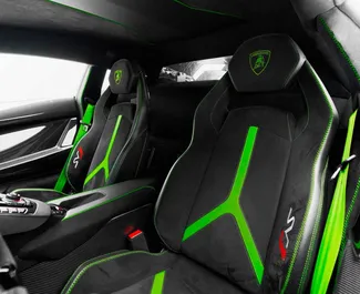 Lamborghini Aventador-SVJ 2020 disponibile per il noleggio a Dubai, con limite di chilometraggio di illimitato.