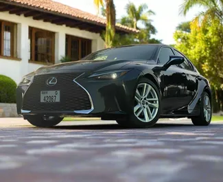 Vista frontale di un noleggio Lexus IS300 a Dubai, Emirati Arabi Uniti ✓ Auto #13460. ✓ Cambio Automatico TM ✓ 0 recensioni.