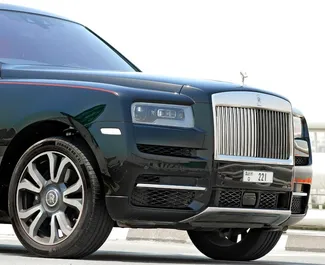 Rolls-Royce Cullinan 2023 disponibile per il noleggio a Dubai, con limite di chilometraggio di illimitato.