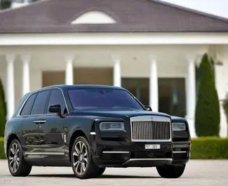 Vista frontale di un noleggio Rolls-Royce Cullinan a Dubai, Emirati Arabi Uniti ✓ Auto #13332. ✓ Cambio Automatico TM ✓ 0 recensioni.