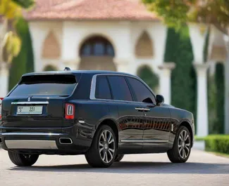 Interni di Rolls-Royce Cullinan in affitto negli Emirati Arabi Uniti. Un'ottima auto da 5 posti con cambio Automatico.