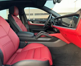 Interni di Porsche Cayenne in affitto negli Emirati Arabi Uniti. Un'ottima auto da 5 posti con cambio Automatico.