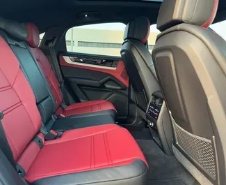 Noleggio Porsche Cayenne. Auto Premium, Lusso, SUV per il noleggio negli Emirati Arabi Uniti ✓ Cauzione di Deposito di 2500 AED ✓ Opzioni assicurative RCT.