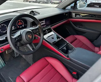 Vista frontale di un noleggio Porsche Panamera a Dubai, Emirati Arabi Uniti ✓ Auto #13331. ✓ Cambio Automatico TM ✓ 0 recensioni.