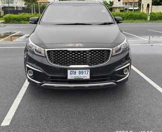 Kia Carnival 2017 con sistema A trazione posteriore, disponibile all'aeroporto Suvarnabhumi di Bangkok.
