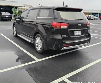Kia Carnival 2017 disponibile per il noleggio all'aeroporto Suvarnabhumi di Bangkok, con limite di chilometraggio di illimitato.